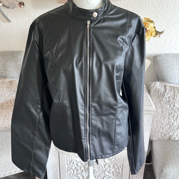 Cropped Moto Women's PU Faux Leather Look Zipper Jacket - Picture 7 of 7